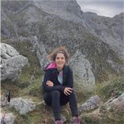 Maestra imparte clases de apoyo a niños de primaria